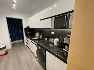 Η κουζίνα ή μικρή κουζίνα στο New Marina Hurghada Suite