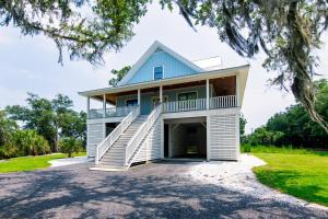 ein Haus am Strand mit einer Treppe, die hinaufführt in der Unterkunft A Pura Vida in Edisto Island