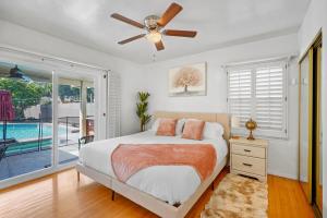 une chambre avec un lit et un ventilateur de plafond dans l'établissement Hot Tub - Pool - FirePit - GameRoom - Sleeps 12!, à Riverside 49 autres photos