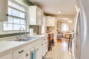 eine Küche mit weißen Schränken und einer Spüle in der Unterkunft Quiet home base in the heart of Boardman! in Boardman