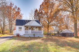 ein kleines weißes Haus inmitten eines Gartens in der Unterkunft Quiet home base in the heart of Boardman! in Boardman