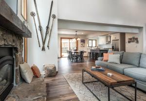 Χώρος καθιστικού στο Summit Haven Home: Hot Tub, Stylish New Remodel