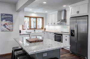 Η κουζίνα ή μικρή κουζίνα στο Summit Haven Home: Hot Tub, Stylish New Remodel +23 φωτογραφίες