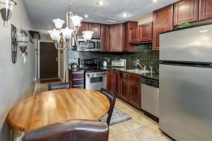 布雷肯里奇Tannhauser II Condo: Downtown Breck的配有木桌和冰箱的厨房