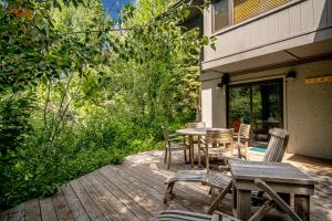 un patio avec une table et des chaises sur une terrasse dans l'établissement Andora Alpine Retreat - 2BD in downtown Ketchum, à Ketchum