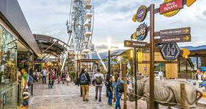 un groupe de personnes se promenant autour d'un parc d'attractions dans l'établissement "La casa de mi tia" Agradable, Acogedor, Tranquilo, à Envigado