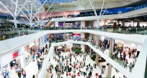 un grand nombre de gens dans un centre commercial dans l'établissement "La casa de mi tia" Agradable, Acogedor, Tranquilo, à Envigado