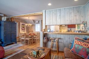 une cuisine et un salon avec une table dans l'établissement Andora Alpine Retreat - 2BD in downtown Ketchum, à Ketchum