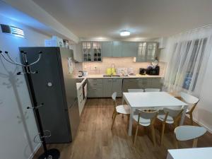 eine kleine Küche mit Tisch und Kühlschrank in der Unterkunft Heliolit in Dudince