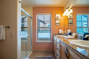 une salle de bain avec deux lavabos et une douche dans l'établissement 2BD Sweetwater Condo - Community Park, Pool + Hot Tub, à Hailey