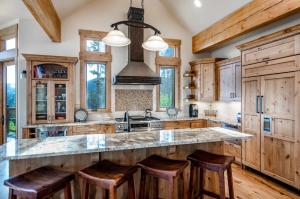 Köök või kööginurk majutusasutuses Highland Vista Retreat: A Luxury Mountain Escape