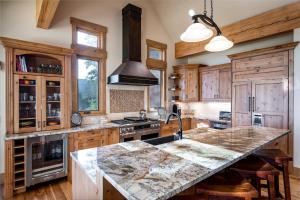 Köök või kööginurk majutusasutuses Highland Vista Retreat: A Luxury Mountain Escape