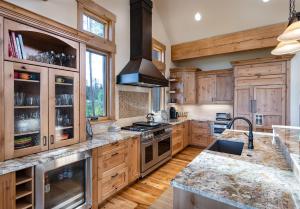 Köök või kööginurk majutusasutuses Highland Vista Retreat: A Luxury Mountain Escape +34 fotot