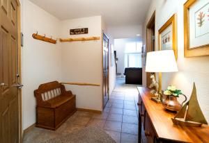 Istumisnurk majutusasutuses Tarn Landing Condo: Access To All Summit Resorts +14 fotot