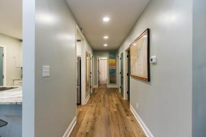 ein Flur eines Hauses mit weißen Wänden und Holzböden in der Unterkunft Edisto Echo in Edisto Beach + 38 Fotos