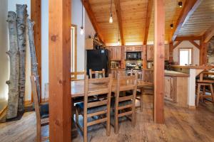 Köök või kööginurk majutusasutuses Spring Haven Home: Gorgeous, Dog Friendly +23 fotot