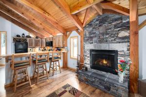 Foto sihtkohas Blue River asuva majutusasutuse Spring Haven Home: Gorgeous, Dog Friendly galeriist