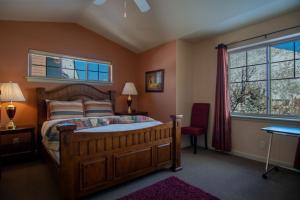 une chambre avec un lit en bois et une fenêtre dans l'établissement 2BD Sweetwater Condo - Community Park, Pool + Hot Tub, à Hailey