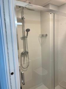 Un baño con ducha con puerta de cristal en Olas del Sur Apartment, en La Cala de Mijas