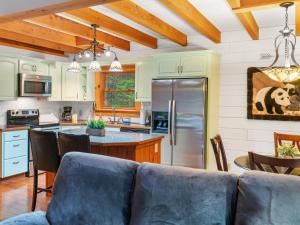 eine Küche mit einem Sofa und einem Tisch mit Stühlen in der Unterkunft Gated neighborhood - Hot Tub & Fire Pit in Nebo