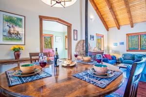 Χώρος καθιστικού στο Creekside on Quigley - 3BD Private Home on trails + Hot Tub