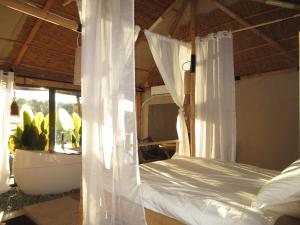 Giường trong phòng chung tại Lakajų Resort