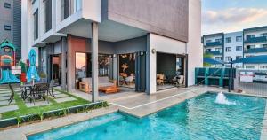 Bazén v ubytování PC Luxe Stays exquisite apartments nebo v jeho okolí