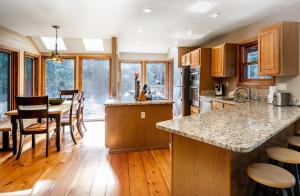 Kuchyň nebo kuchyňský kout v ubytování Heartstone Hideaway Home: Hot Tub, Dog Friendly