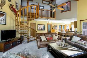 Posezení v ubytování Heartstone Hideaway Home: Hot Tub, Dog Friendly