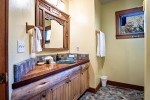 Ένα μπάνιο στο Creekside on Quigley - 3BD Private Home on trails + Hot Tub +32 φωτογραφίες