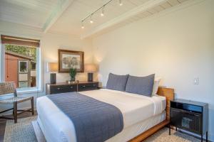 a bedroom with a large bed and a television at Atelier Alpine - Modern 2BD Condo w/Baldy Views in Sun Valley +32 photos