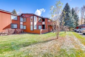 un condominio con una macchina parcheggiata in un cortile di Atelier Alpine - Modern 2BD Condo w/Baldy Views a Sun Valley