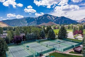 una vista aerea di due campi da tennis con le montagne sullo sfondo di Atelier Alpine - Modern 2BD Condo w/Baldy Views a Sun Valley