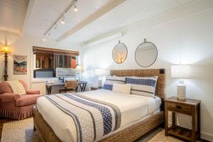 una camera da letto con un letto king size e una sedia di Atelier Alpine - Modern 2BD Condo w/Baldy Views a Sun Valley Altre 35 foto