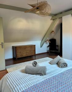 En eller flere senge i et værelse på La maison d'Yvonne