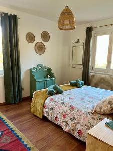 En eller flere senge i et værelse på La maison d'Yvonne