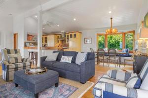 ein Wohnzimmer mit 2 Sofas und einer Küche in der Unterkunft Darling Del Mar Beach Cottage with Ocean Views in San Diego