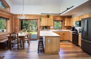 Köök või kööginurk majutusasutuses Cabin On The Blue Home: On River, Hot Tub, Views +30 fotot