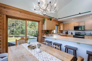 Köök või kööginurk majutusasutuses Cabin On The Blue Home: On River, Hot Tub, Views