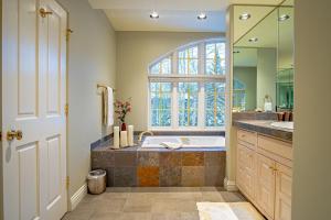 une salle de bain avec une grande baignoire et une fenêtre dans l'établissement Trail Creek Treasure - Luxury 3BD nr SV Ski Lifts, à Ketchum 31 autres photos
