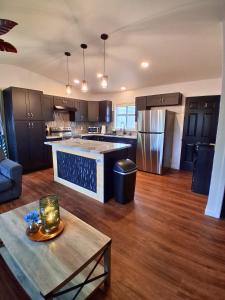 Η κουζίνα ή μικρή κουζίνα στο Hale Maluhia-Private 2 Bedroom home