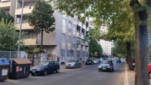 ruchliwa ulica miejska z samochodami zaparkowanymi na drodze w obiekcie BBCinecitta4YOU w Rzymie