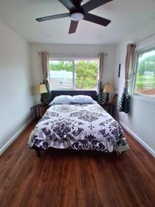 Ένα ή περισσότερα κρεβάτια σε δωμάτιο στο Hale Maluhia-Private 2 Bedroom home +7 φωτογραφίες