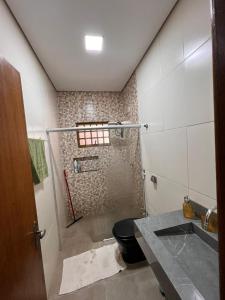 une salle de bains avec toilettes et lavabo dans l'établissement 2 Quartos, sala e 1 banheiro próximos à Universidade Federal de Rondonópolis- UFR, à Rondonópolis 5 autres photos
