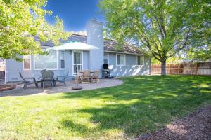 une maison avec un patio avec une table et des chaises dans l'établissement In the Heart of Hailey; PRIVATE PET-FRIENDLY 3 bedroom home with garage, à Hailey
