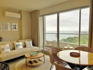 ein Wohnzimmer mit Sofa und Tisch in der Unterkunft Apartamento de lujo en Santa Marta con Vista al Mar in Santa Marta