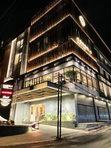 ein großes Gebäude mit seitlicher Beleuchtung in der Unterkunft Cordela Suites Cianjur in Cianjur