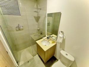 ein Badezimmer mit Toilette, Waschbecken und Dusche in der Unterkunft Apartamento de lujo en Santa Marta con Vista al Mar in Santa Marta + 19 Fotos