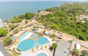 eine Luftaufnahme eines Resorts mit Swimmingpool in der Unterkunft Apartamento de lujo en Santa Marta con Vista al Mar in Santa Marta