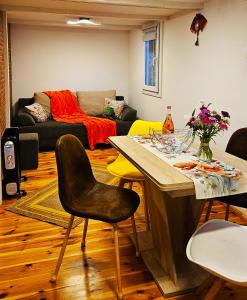 Posezení v ubytování Căsuța din poveste + 16 fotografií